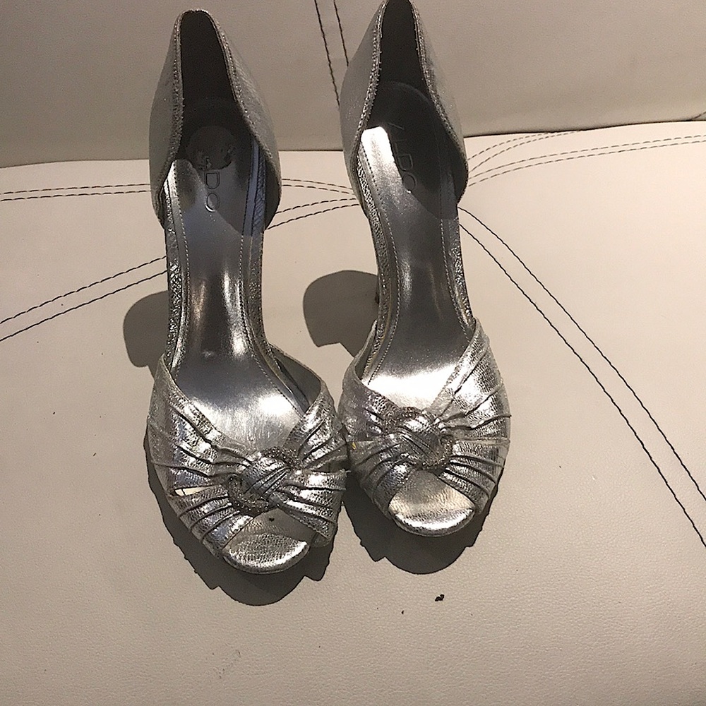 very pretty silver pumps.